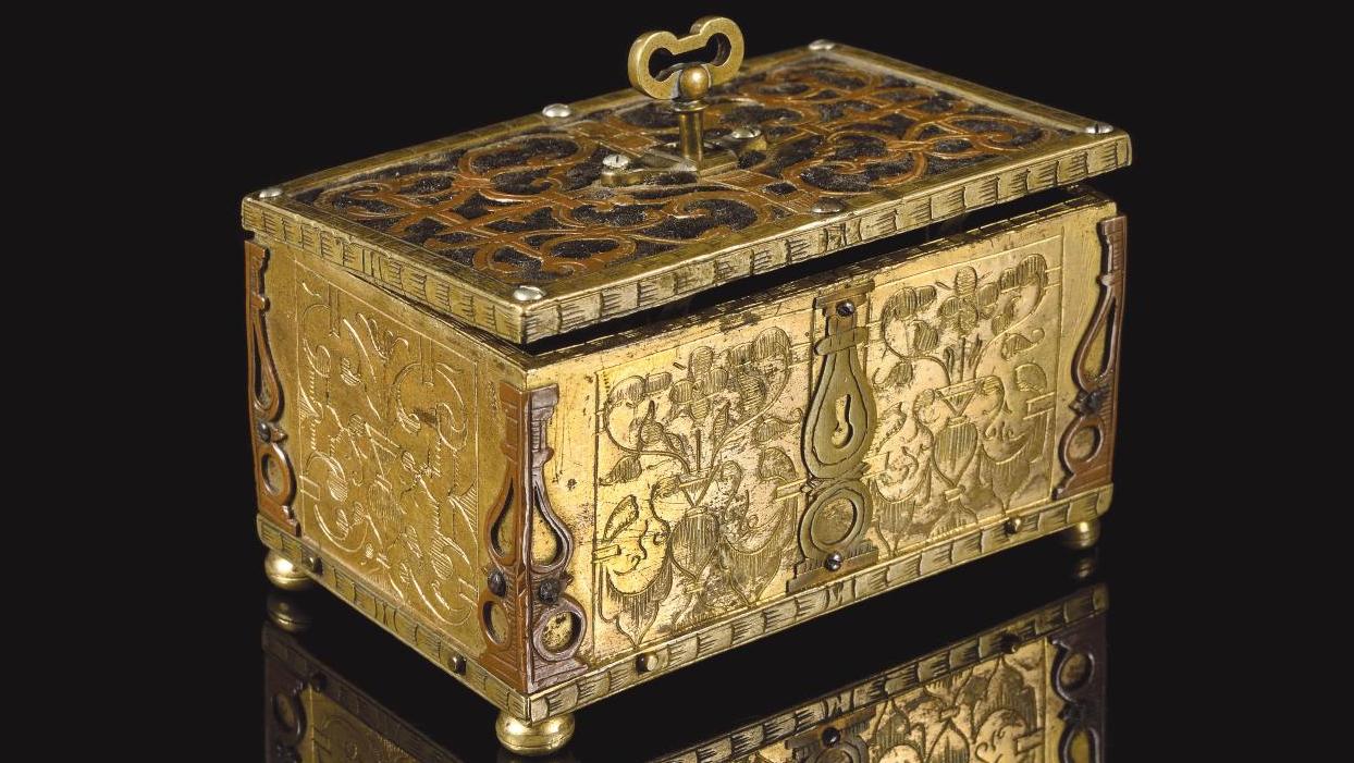 Souvenir de Louis XVI, coffret en cuivre doré, couvercle ciselé, gravé et découpé... Royale, une clé fabriquée par Louis XVI