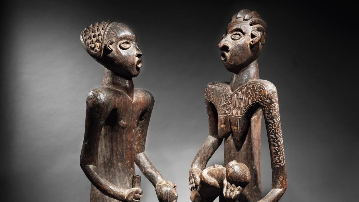 Cameroun, peuple bamiléké, première moitié du XXe siècle. Couple de statues commémoratives,... Couple bamiléké cérémoniel