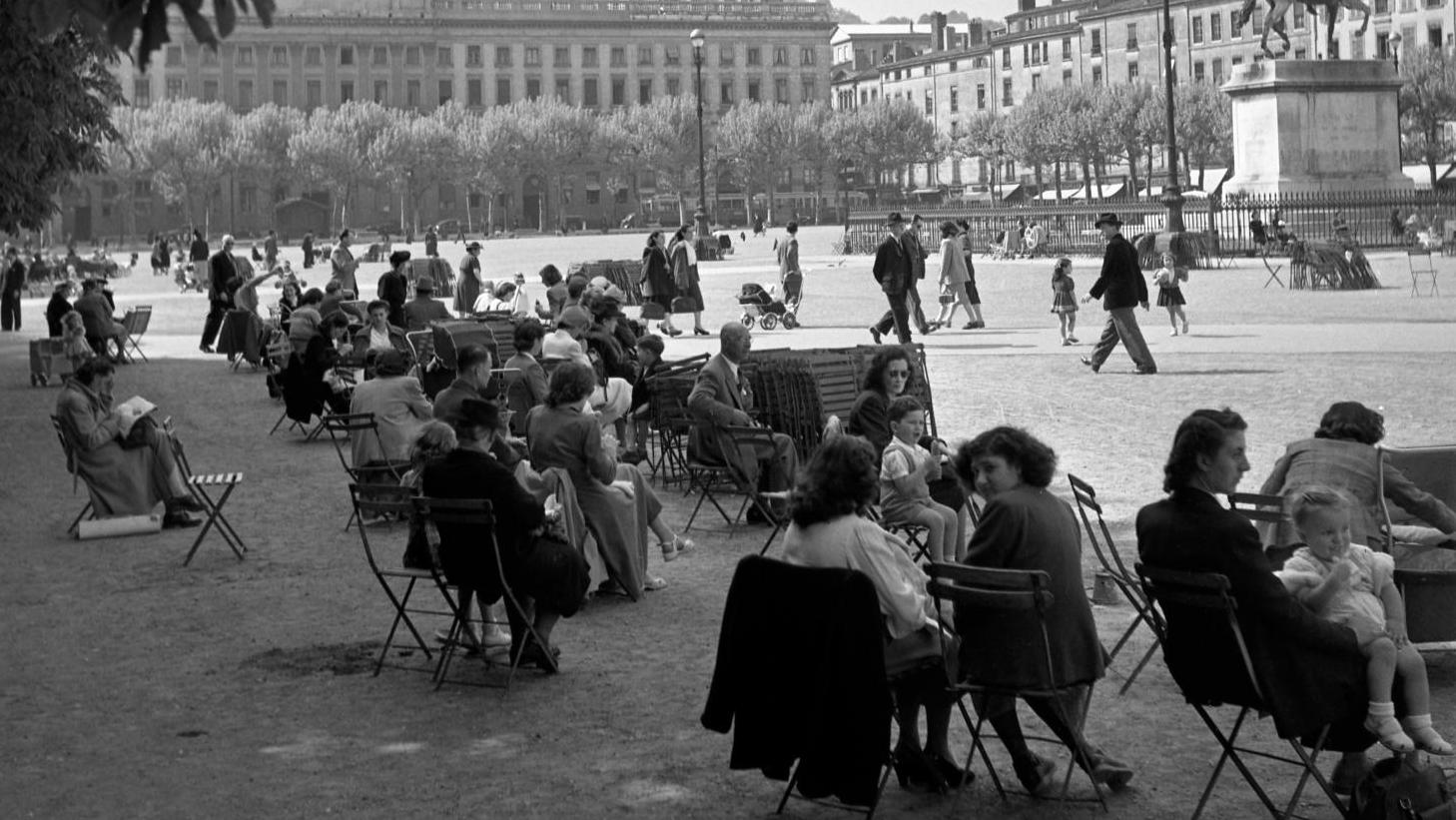 Robert Doisneau (1912-1994), Place Bellecour, Lyon, 1950. © Atelier Robert Doisneau... Rosbert Doisneau. Portraits d’artistes et vues de Lyon 
