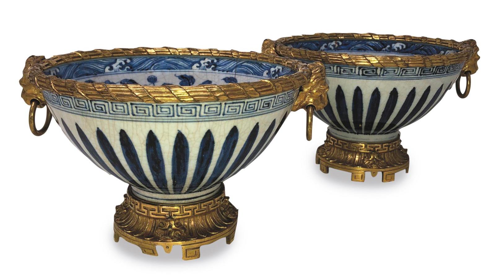 Paire de coupes en porcelaine de Chine du XXe siècle, décor en camaïeu bleu de fleurs... Des porcelaines de Chine à l’accent persan