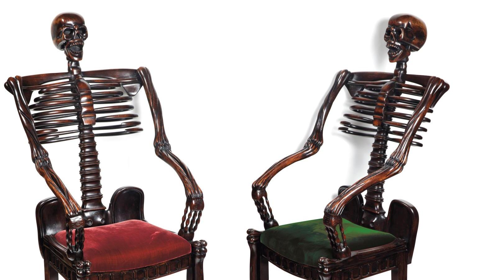 Deux fauteuils en bois mouluré sculpté figurant un squelette, probablement Russie,... Les trophées d’un amateur de haut vol