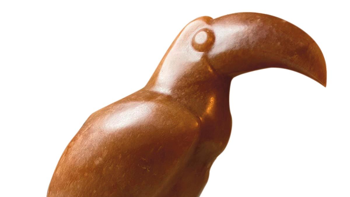 Sophie Dabet, dite SO (née en 1972), Jeune toucan, 2010, albâtre de Sicile, 45 x 45 x 18 cm.... La sculpture animalière à l’honneur