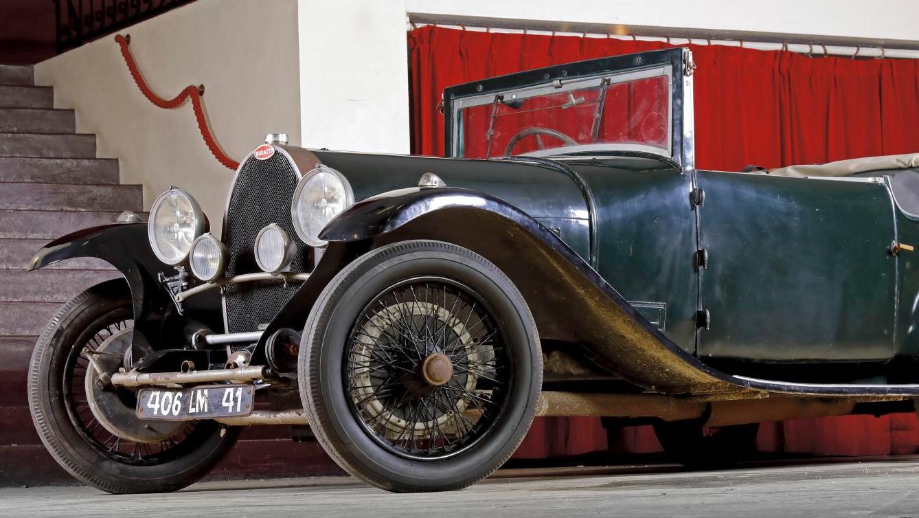 1928, Bugatti type 44, châssis 44646, moteur 402, cabriolet Vanvooren 4 places. Adjugé :... Bugatti et Ferrari : en scène !