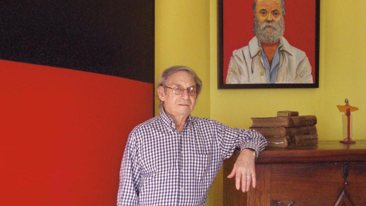 Pierre Scholla avec au mur le portrait de César, peint par l’artiste en 1984.  Pierre Scholla, une vie en couleurs