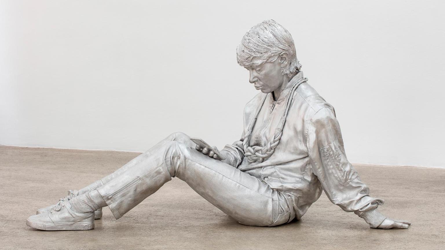 Lili Reynaud-Dewar, Untitled (Autumn 2019), 2020, aluminium, 140 x 50 x 72 cm. Proposé... Galeries, une rentrée pas comme les autres