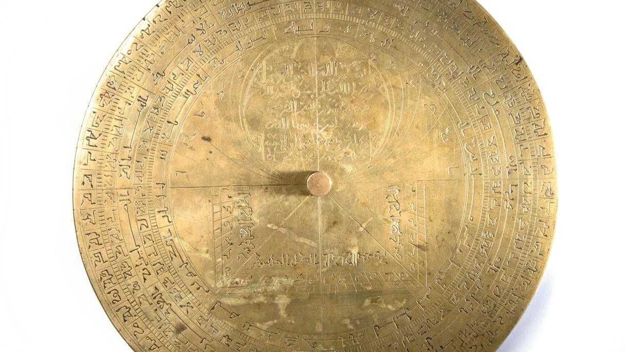 312 480 € frais compris.Astrolabe maghrébin du XIVe siècle, laiton gravé, annoté... Objets de marine