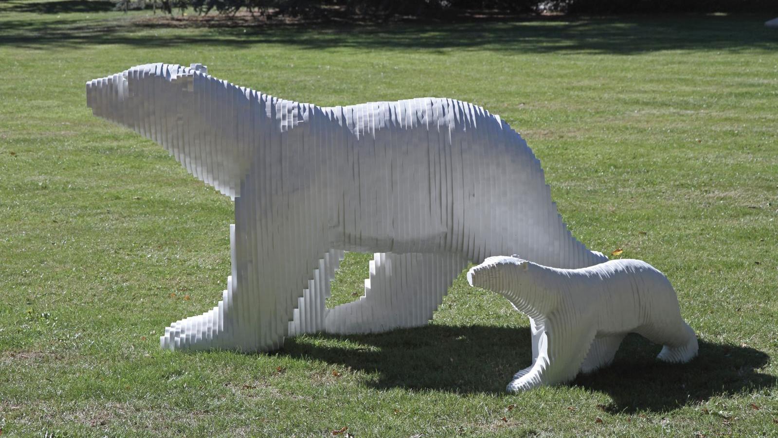 Michel Audiard (né en 1951), L’Ours hommage à Pompon, grand modèle, résine laquée... Des ours polaires en hommage à Pompon