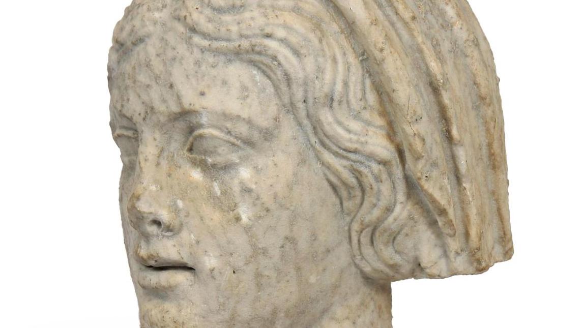 Marbre antique, Tête de femme, probablement Déméter, art romain Ier siècle, h : 31 cm... Le sourire bienveillant de la déesse Déméter