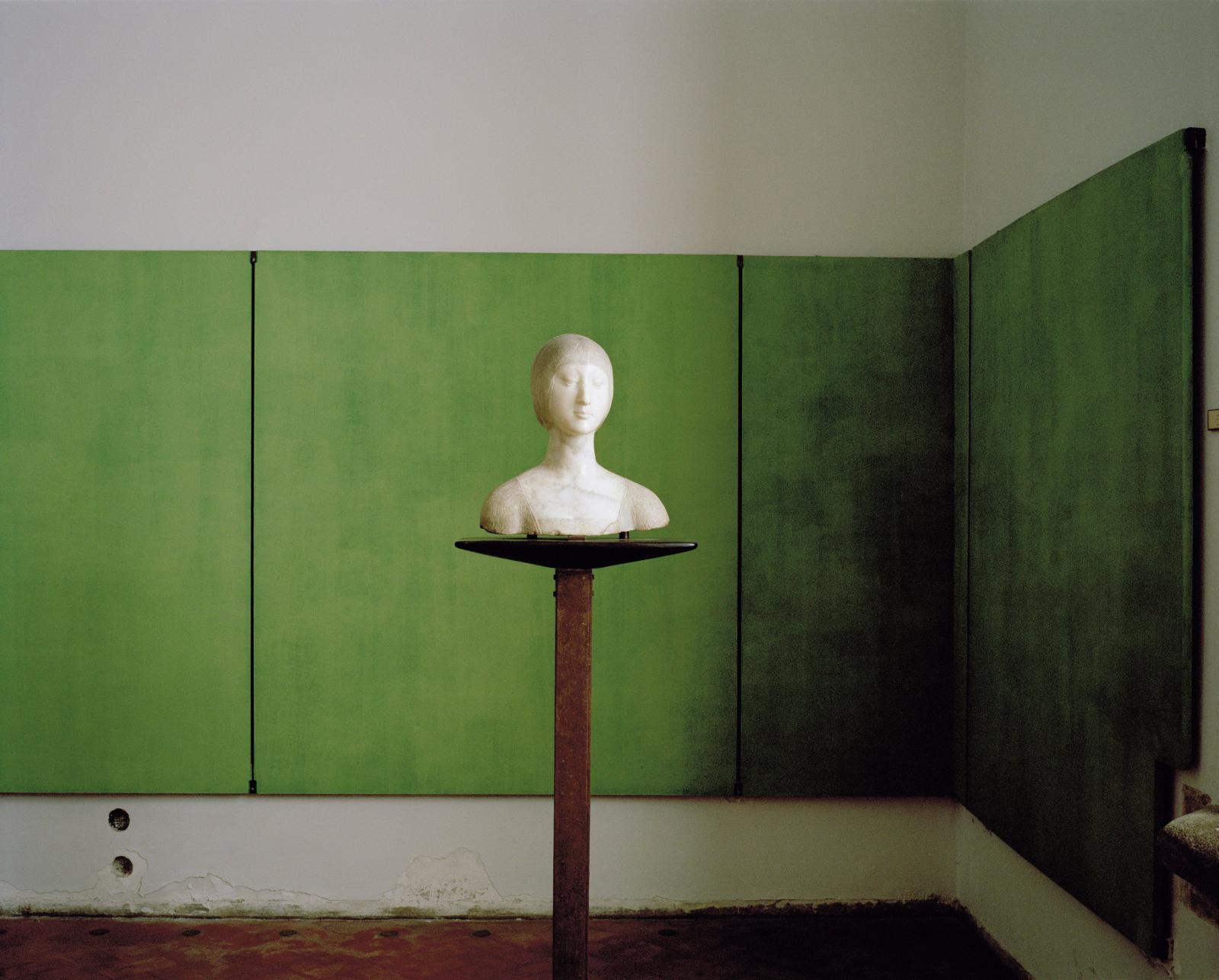 Armin Linke (né en 1966), Carlo Scarpa, Palazzo Abatellis, salle avec un buste de dame, Palerme, Italie, 2015. © Armin Linke, 2015 