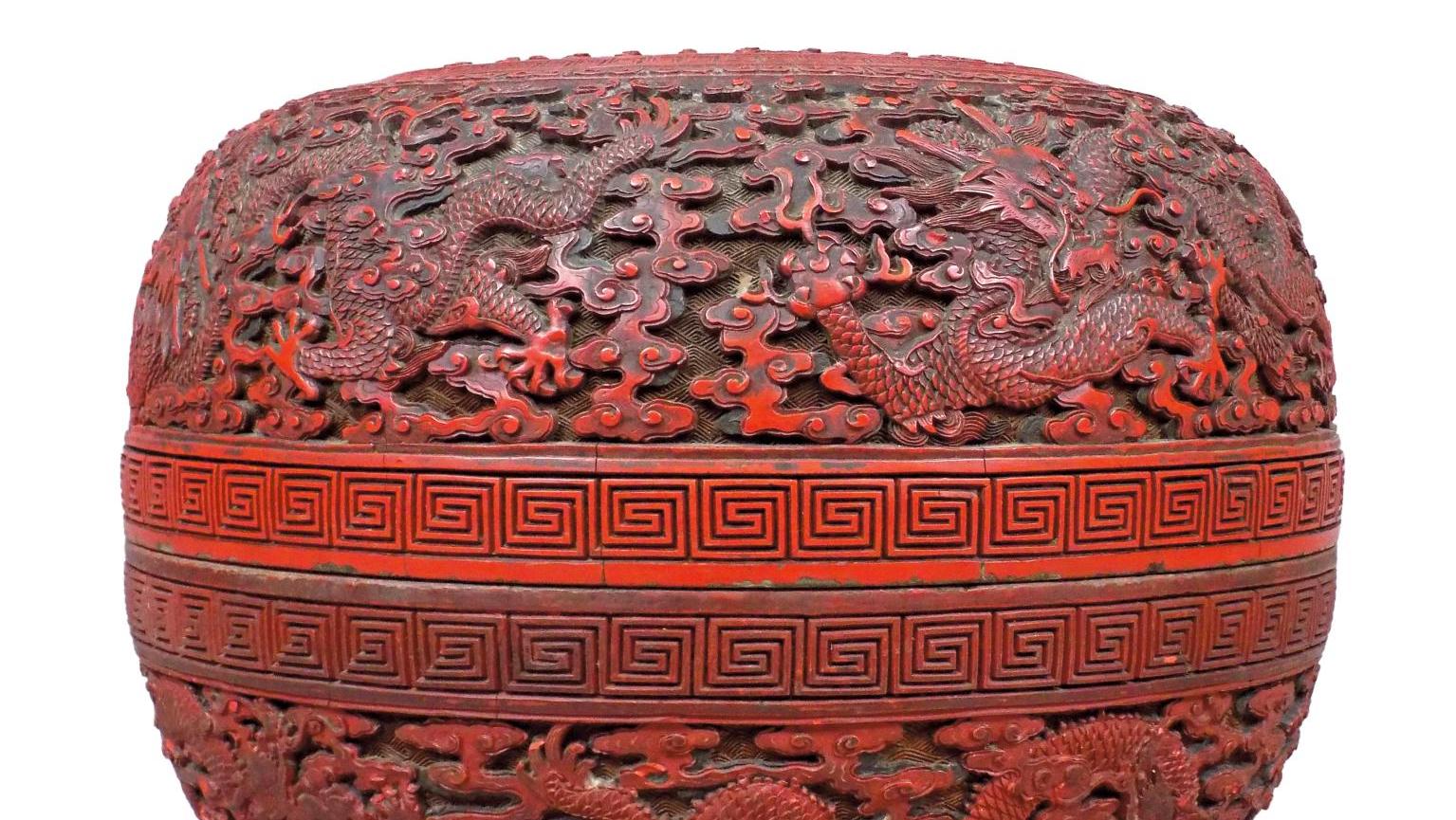 Chine, Époque Qianlong (1736-1795). Boîte de forme ronde en laque rouge sculptée,... Laque sculptée et jade Qianlong à la flèche