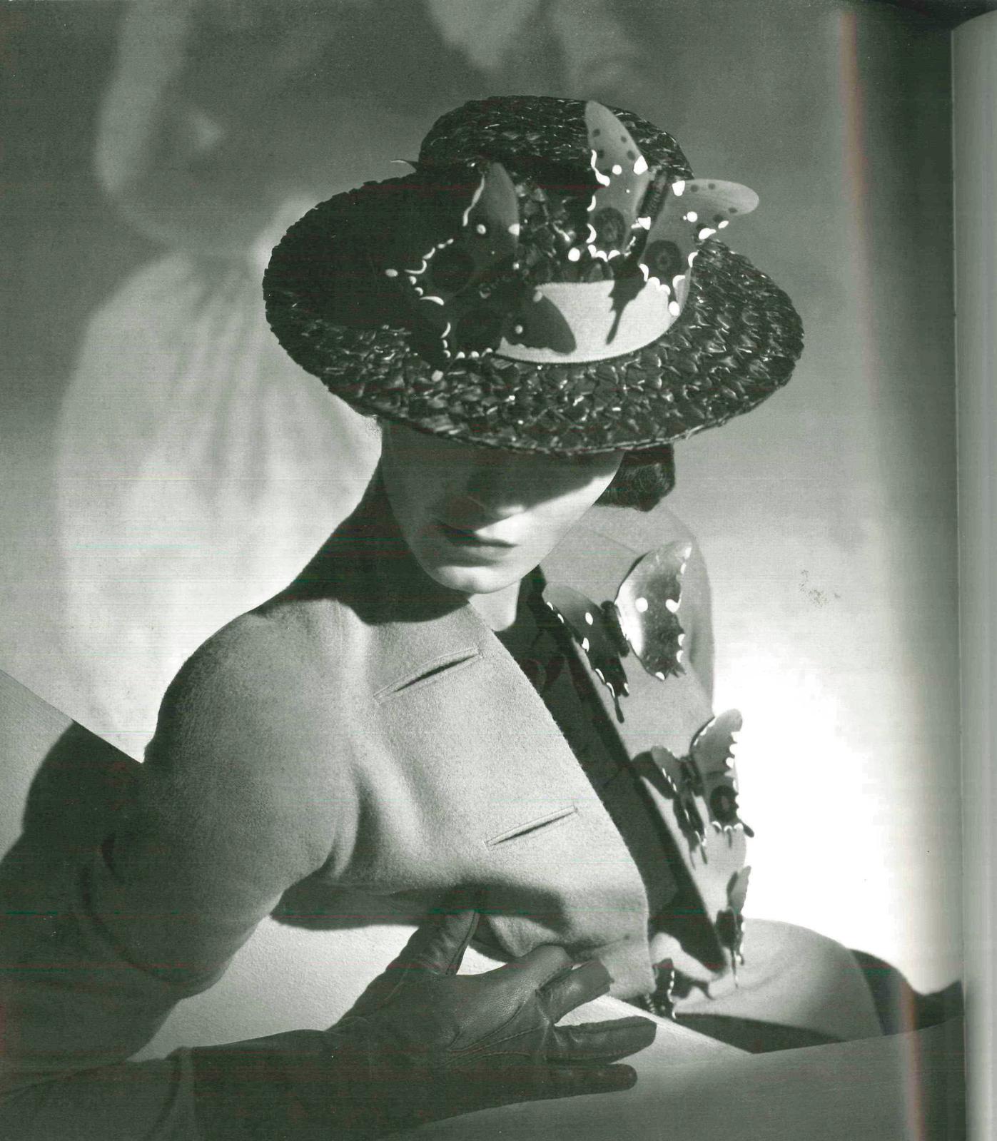 Elsa Schiaparelli (1890-1973), manteau avec bouton en résine peinte, 1938-1939, (détail). © Photo Jean Tholance, musée des Arts décoratifs