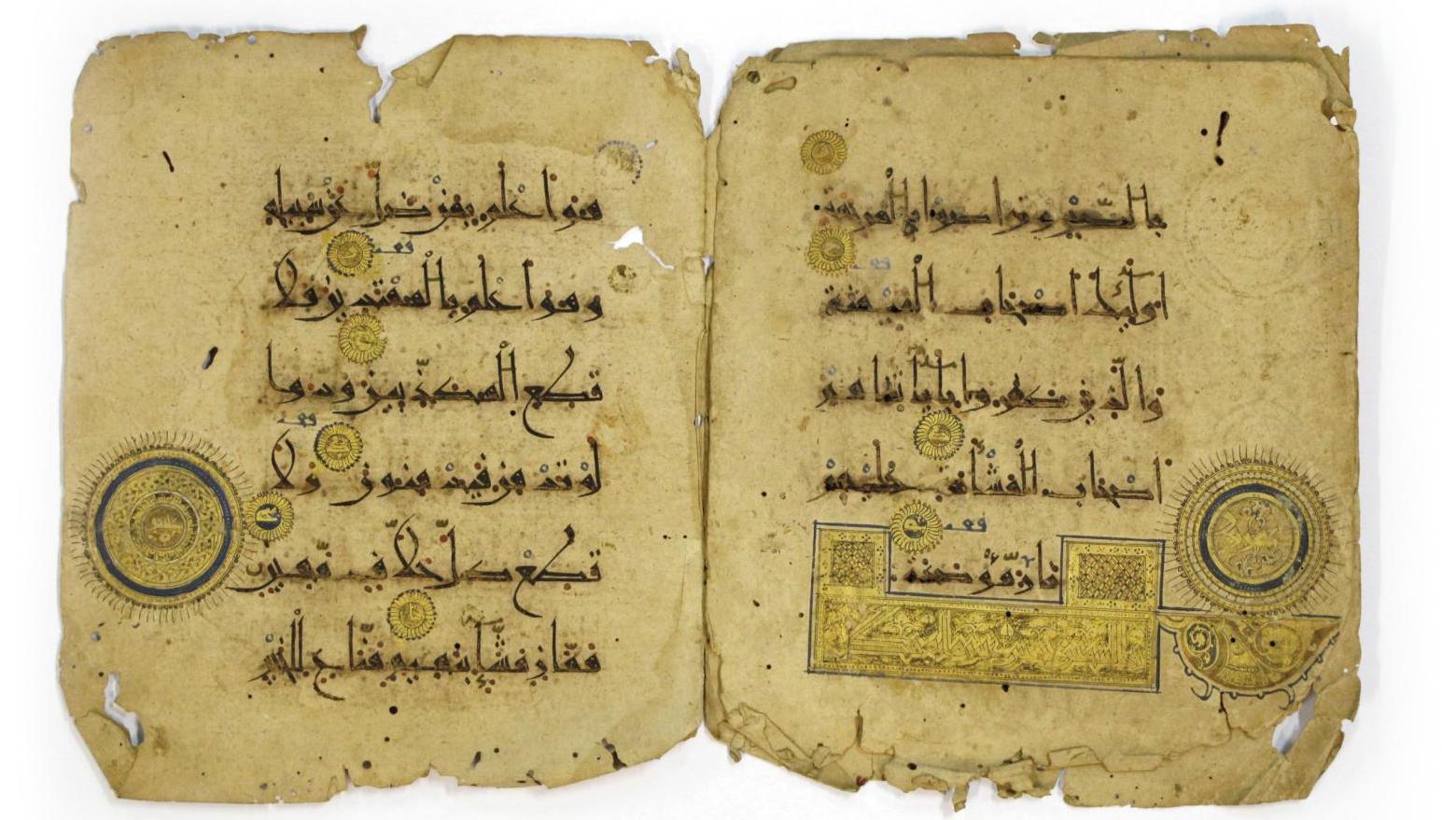 Iran Seldjoukide, XIe-XIIe siècle. Trois feuillets d’un Coran, 18,5 x 16 cm. Adjugé :... Feuillets d’un précieux Coran