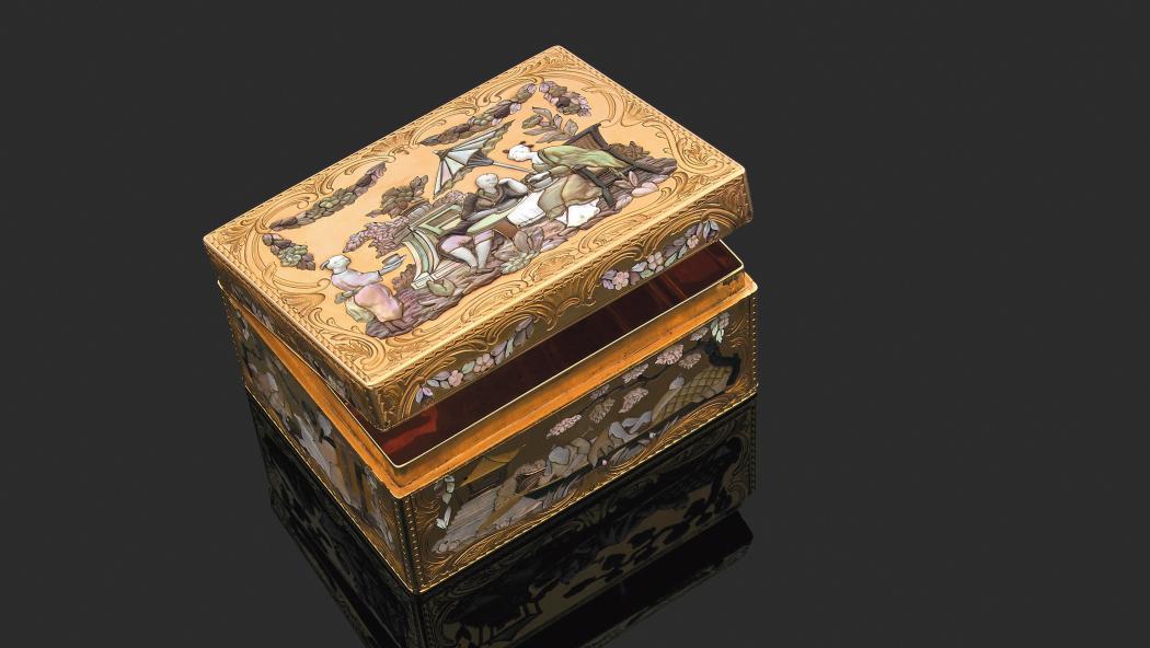 Paris, 1757. Boîte en or jaune, gravé et ciselé de volutes et d’agrafes coquille,... Une tabatière d’époque Louis XV très prisée