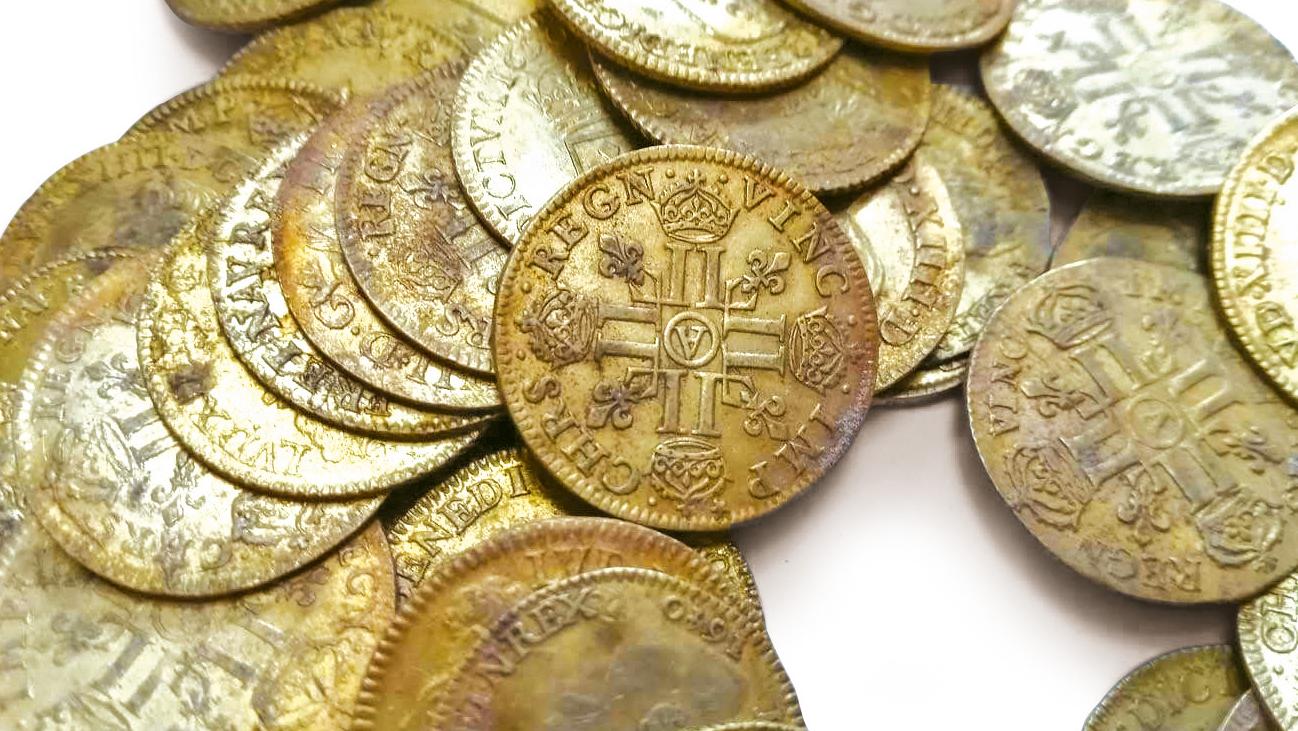 Le trésor de pièces d’or lors de sa découverte. Estimation globale : 250 000/300 000 €.... Un trésor de pièces d’or découvert en pays bigouden