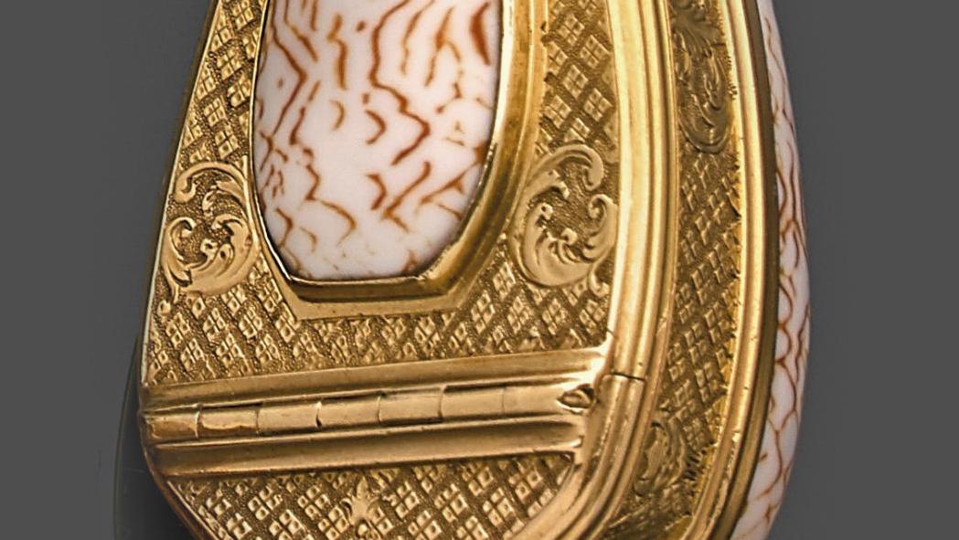 Boîte en forme de nacelle formée d’un coquillage «Oliva Porphyria», monture en or... Boîtes à priser et boîtes à mouches