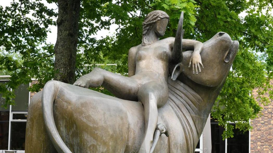 Claude Lalanne (1925-2019), L’Enlèvement d’Europe, bronze à patine brune signé des... L’art monumental des Lalanne côté jardin