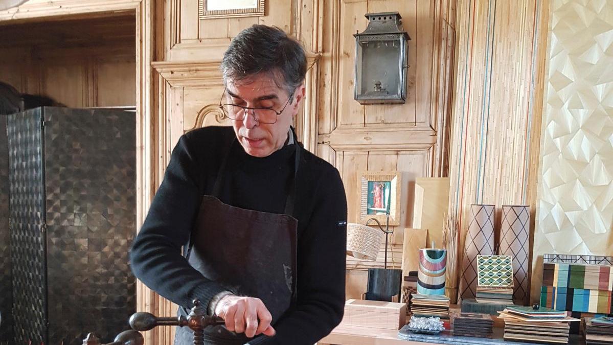 Dans son atelier, Laurent Lévêque met sous presse de relieur les feuillets de paille... Laurent Lévêque, effets de paille