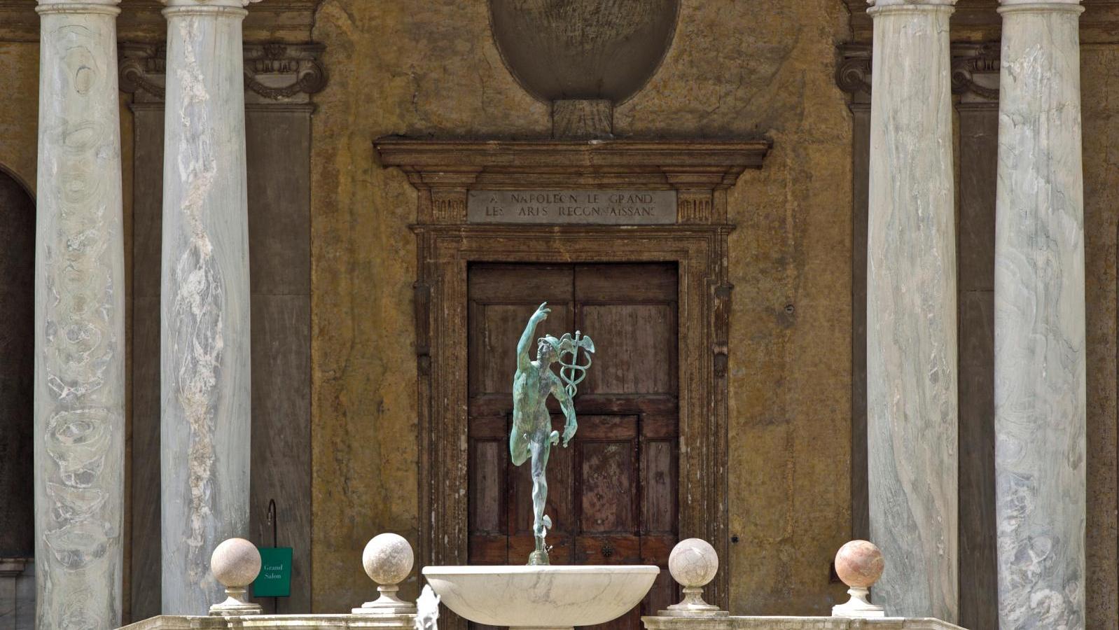 La loggia Villa Médicis côté jardin, avec le Mercure en bronze de Jean de Bologn... Turbulences à la Villa Médicis