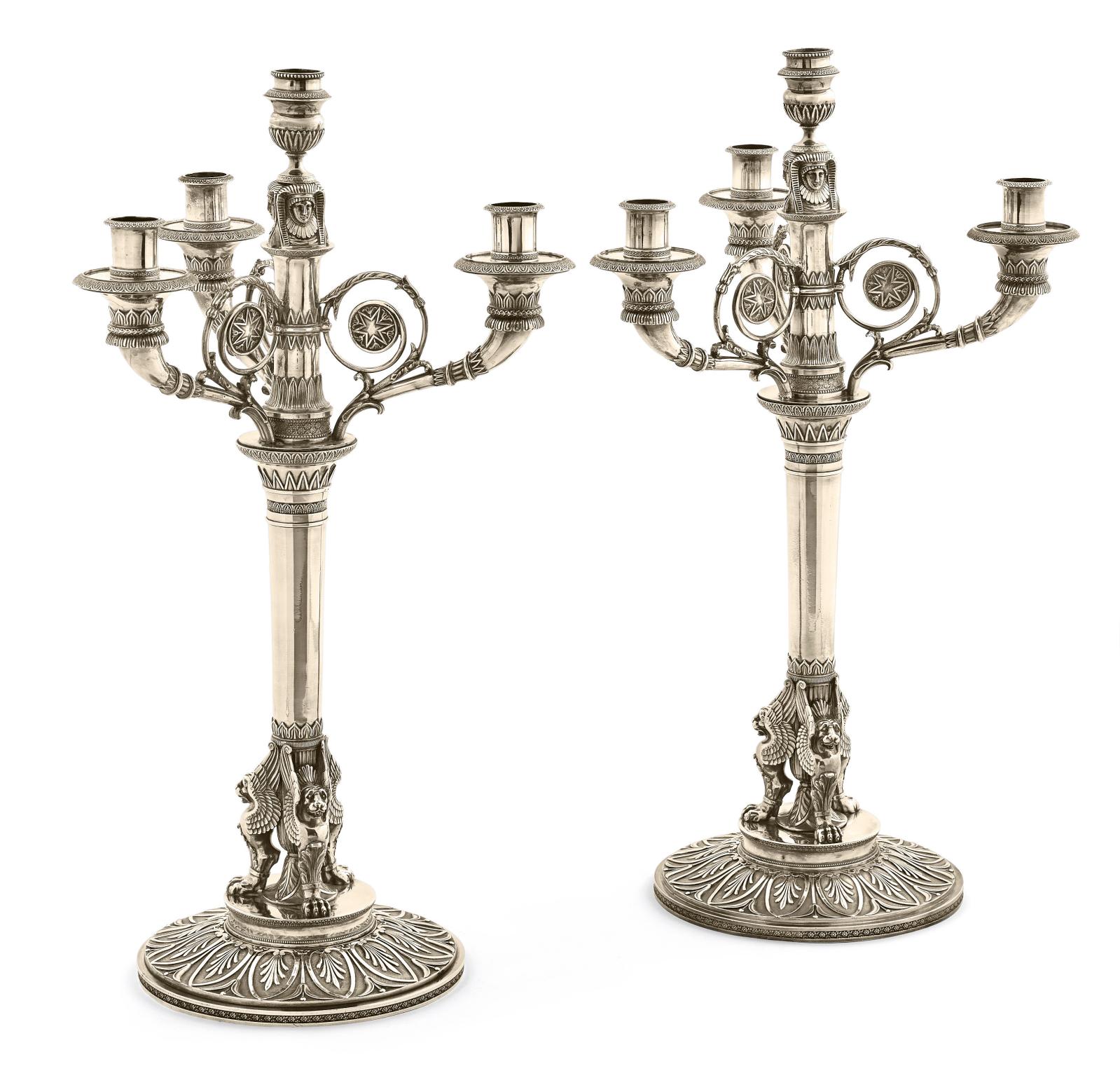 Marie-Joseph-Gabriel Genu, paire de candélabres à quatre lumières en argent, le pied rond ciselé de palmettes et fleurs de lotus sur fond 