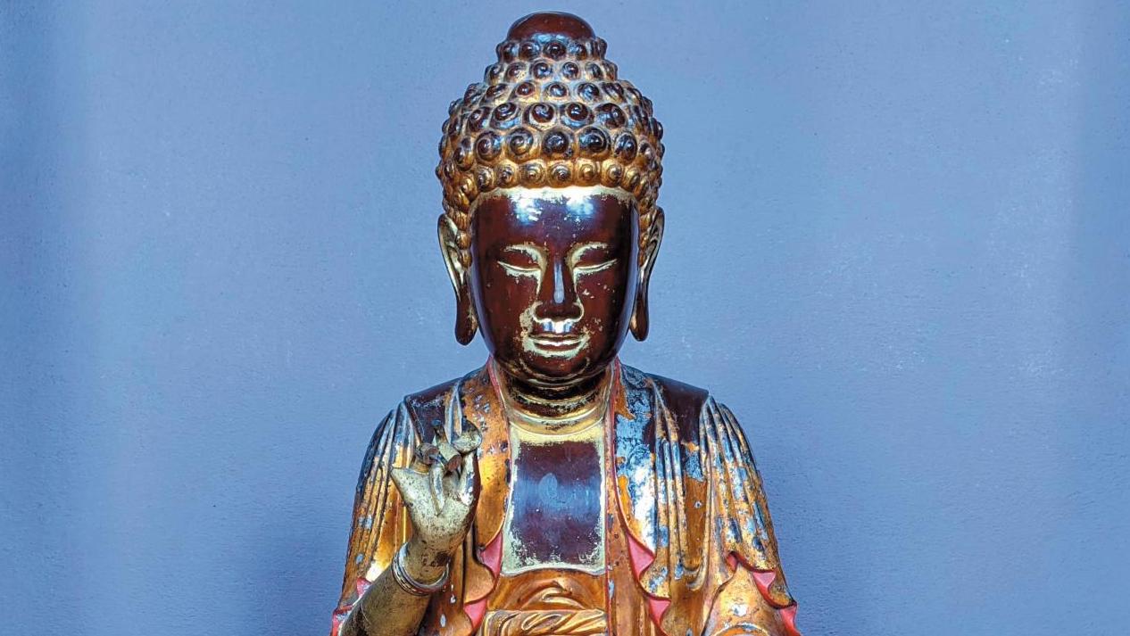Chine. Bouddha en bois sculpté, laqué et doré assis en padmasana sur une base lotiforme,... Vente d’une partie du mobilier de La Rochepot