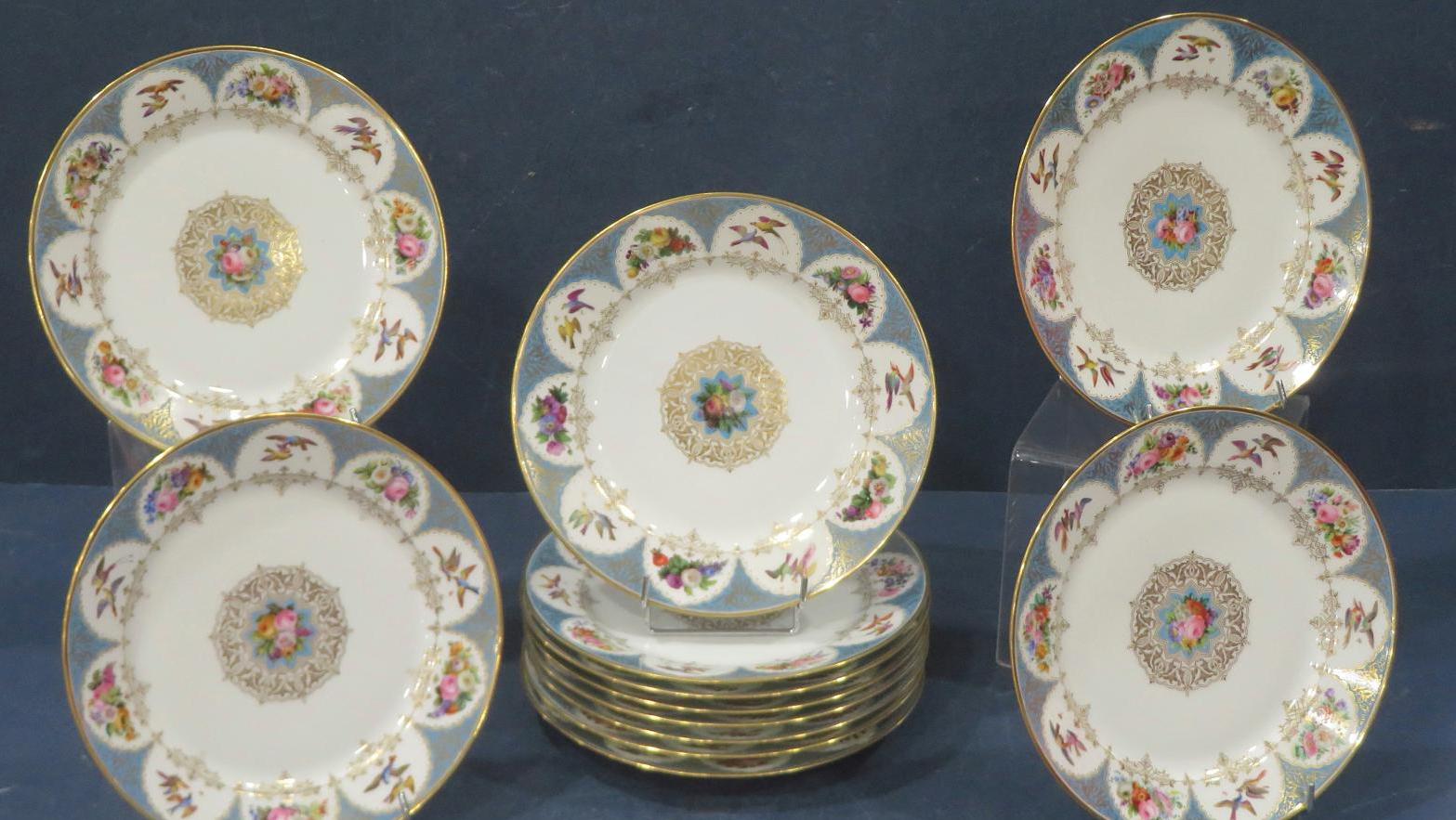 Ensemble de douze assiettes en porcelaine de Sèvres, modèle «Bizy», signé «M» pour... Un Sèvres royal  pour le château de Bizy
