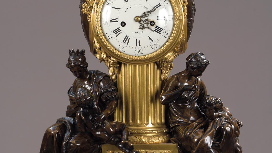Époque Transition, vers 1770, pendule borne en bronze ciselé, patiné et doré, à décor... Pendule néoclassique par Dutertre
