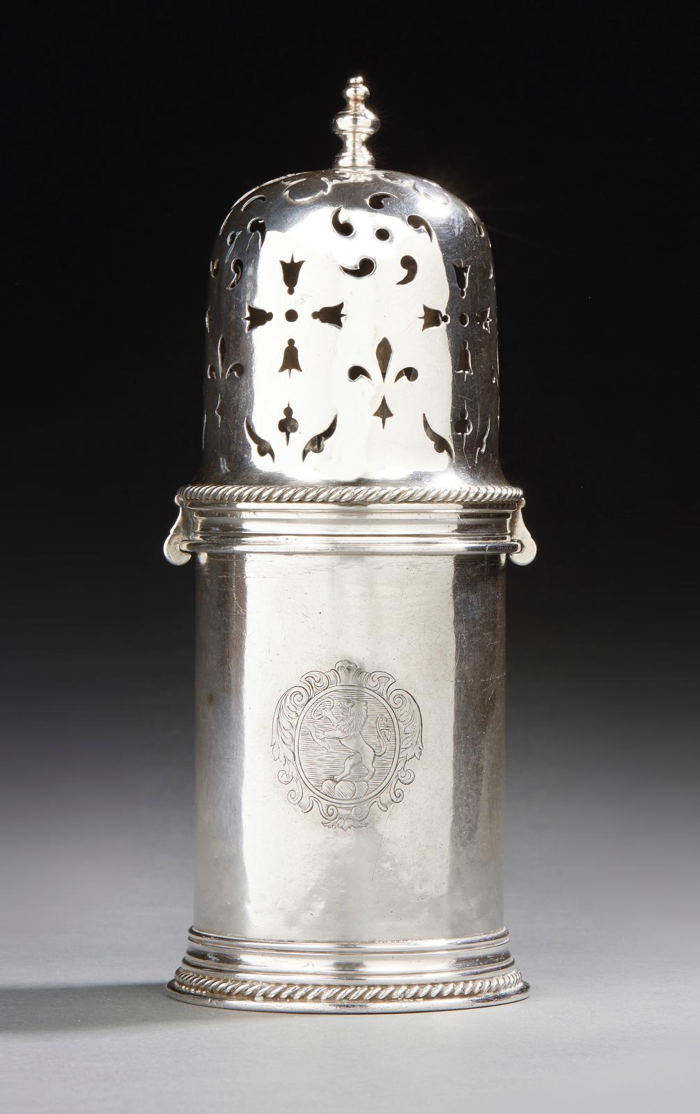 Outsider de la collection, cette saupoudreuse en argent à baïonnette (h. 18,5 cm, poids 547,8 g) a joué son rôle et s’est offerte la plus 