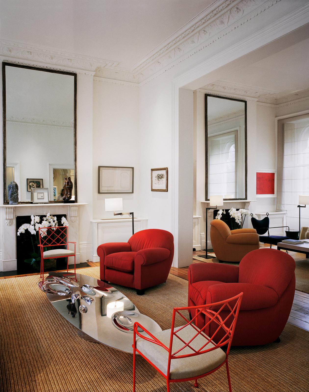 Jacques Grange’s stylistic harmony between the classical and the contemporary, exemplified in a house in London: armchairs by Frank and Ro