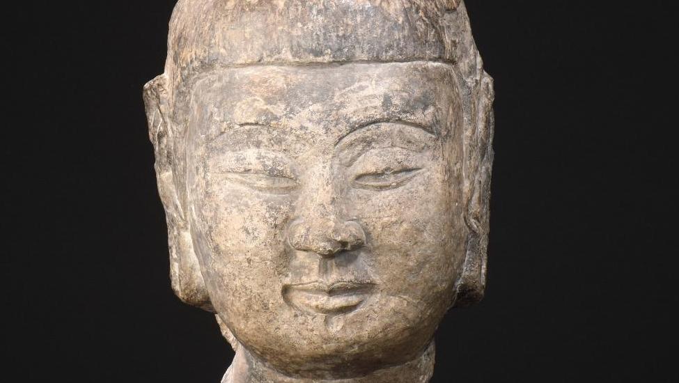Chine, époque Wei (386-557), tête de bouddha en calcaire, les yeux entrouverts, les...  Bouddha Wei et tabatière XVIIIe 