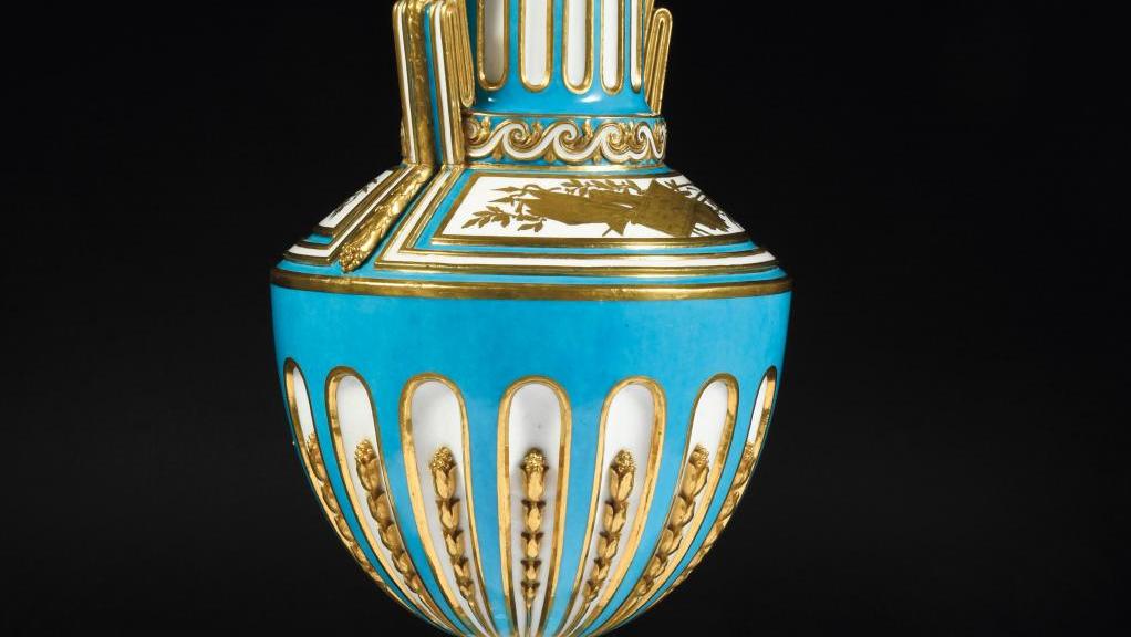 Vase grec à colonnes, ou vase à colonnes cannelées, en porcelaine de Sèvres à décor... Ode à la Grèce antique à Sèvres