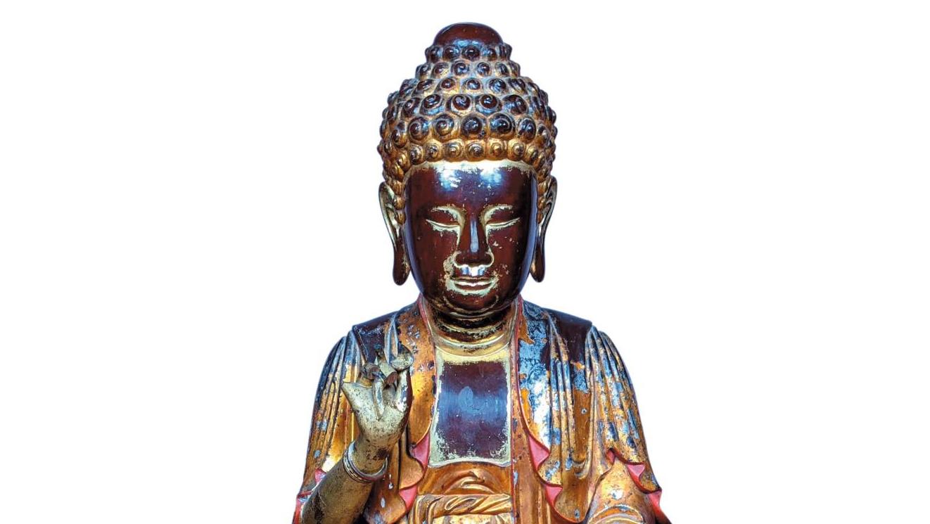 Chine. Bouddha en bois sculpté, laqué et doré assis en padmasana sur une base lotiforme,... Les enchères du château de La Rochepot
