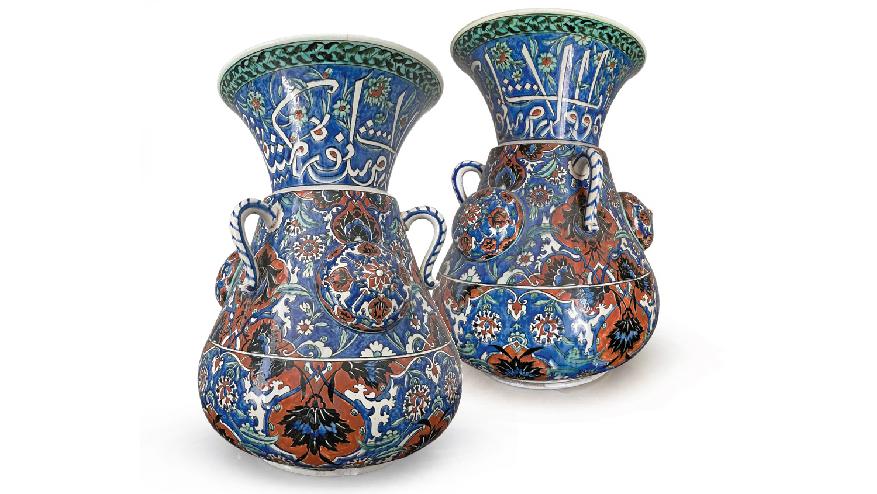 Manufacture Samson à Paris, vers 1925-1930. Paire de vases en forme de lampe de mosquée,... Les trésors du château de Limoëlan