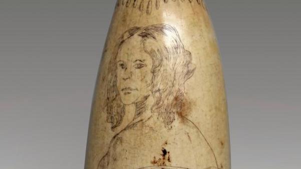 504 € Dent de cachalot gravée d’un portrait de femme en buste, l. 12,5 cm (fente). Le Havre, ... Cote : les scrimshaws