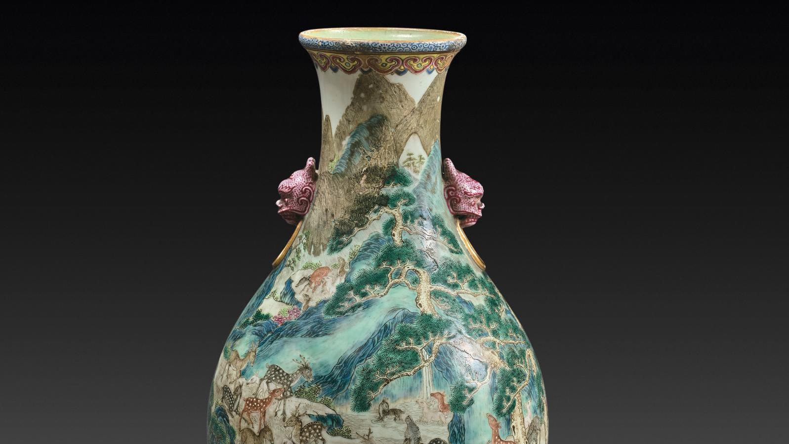 Chine, époque Jiaqing (1796-1820) ou Daoguang (1821-1850). Vase de forme bouteille... Van Dongen et un vase chinois aux cent daims
