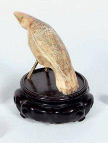 313 € Dent de cachalot sculptée en forme d’oiseau, gravure érotique dans le plumage, l. de l’oiseau 14 cm. Drouot, 18 novembre 2012. Boisgirard - Anto
