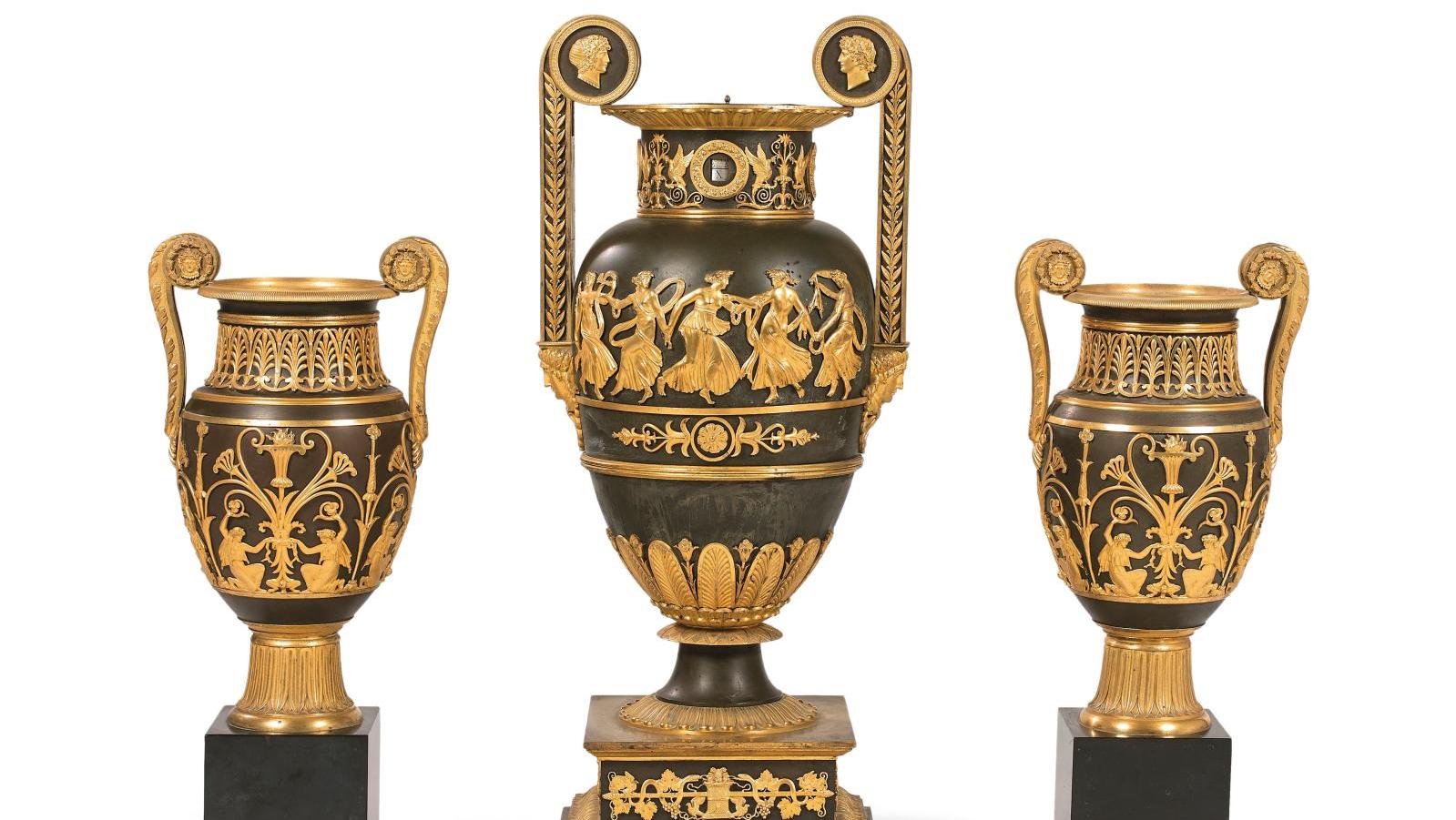 Garniture de cheminée en bronze patiné et doré, composée d’une pendule formée d’un... Une collection en or et en argent
