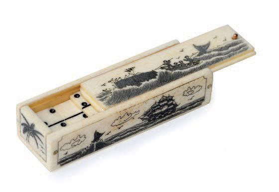 223 € Début du XXe siècle. Jeu de dominos miniature en ivoire, gravures de scènes de pêcheà la baleine, travail de marin, 7 x 2 x 1,5 cm.Drouot, 29 ju