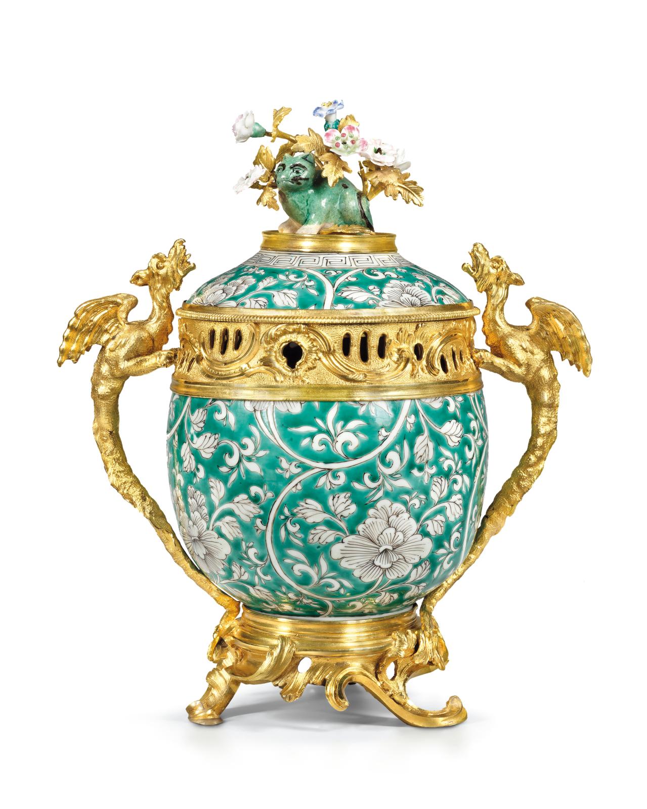 Vase pot-pourri en porcelaine de Chine, monture aux dragons en bronze ciselé et doré d’époque Louis XV, h. 22,5,  l. 26,5 cm. Pascal Izarn