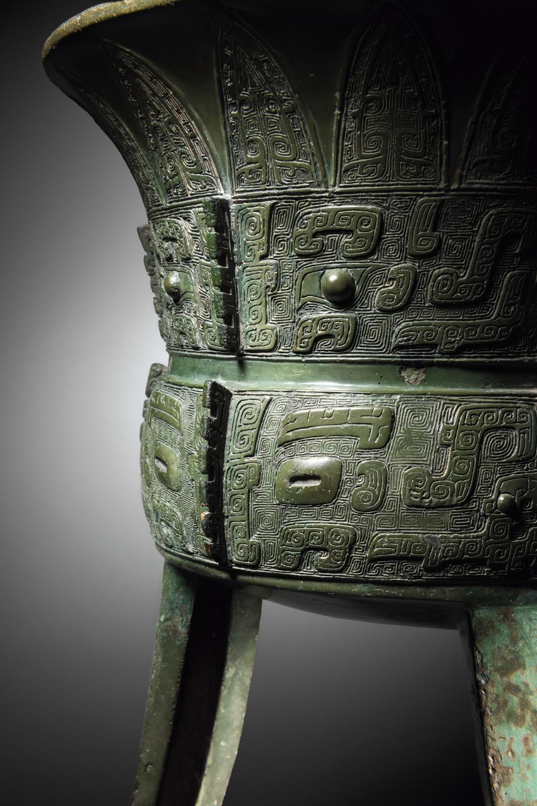 Chine, dynastie Shang, période d’Anyang, XIVe-XIIe siècle av. J.-C. Vase à boissons fermentées de forme jia, bronze, h. 47,5 cm. Galerie C