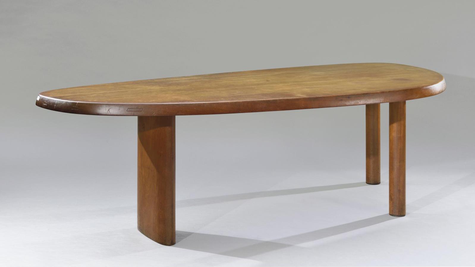 Charlotte Perriand (1903-1999), table Forme libre dite «Feuille», bois de dibétou,... La modernité selon Charlotte Perriand