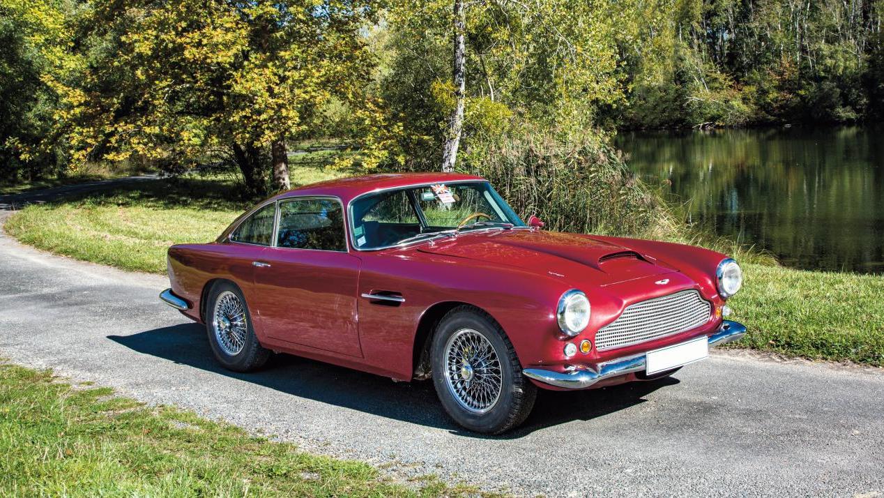 Aston Martin DB4 «série III» de 1961, numéro de série 687l.  Estimation : 350 000/450 000 €... Aston Martin, la modernité à l’anglaise