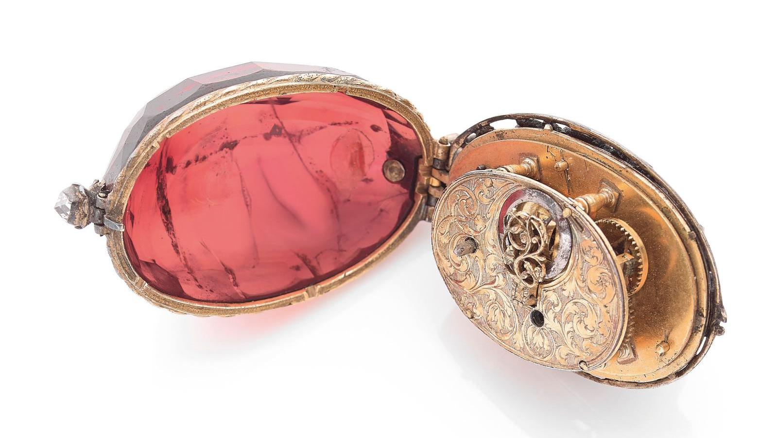 Montre-bijou pendentif en argent doré sertie de deux grenats, de rubis et de diamants,... Des souvenirs du Palais rose de Boni de Castellane
