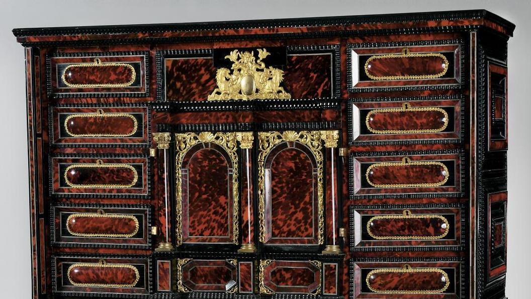 Anvers, XVIIe siècle. Cabinet de forme rectangulaire en placage d’écaille rouge,... Le luxe anversois au XVIIe siècle