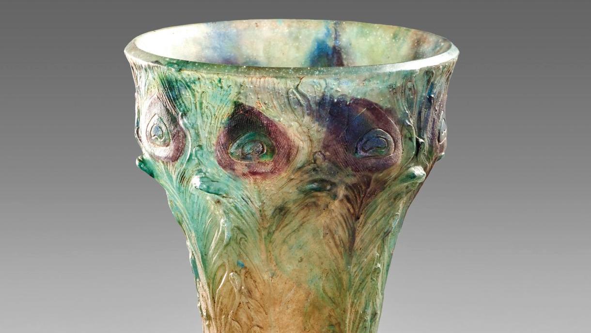 François-Émile Décorchemont (1880-1971), vase plumes de paon en pâte de verre, signé... Toute une délicate faune en pâte de verre