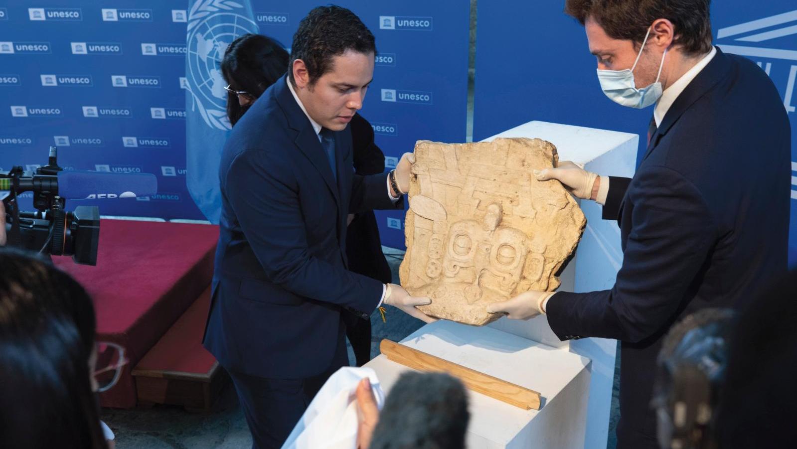 Un fragment de stèle maya rendu au Guatemala