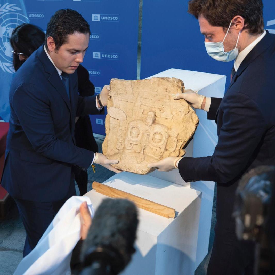 Un fragment de stèle maya rendu au Guatemala