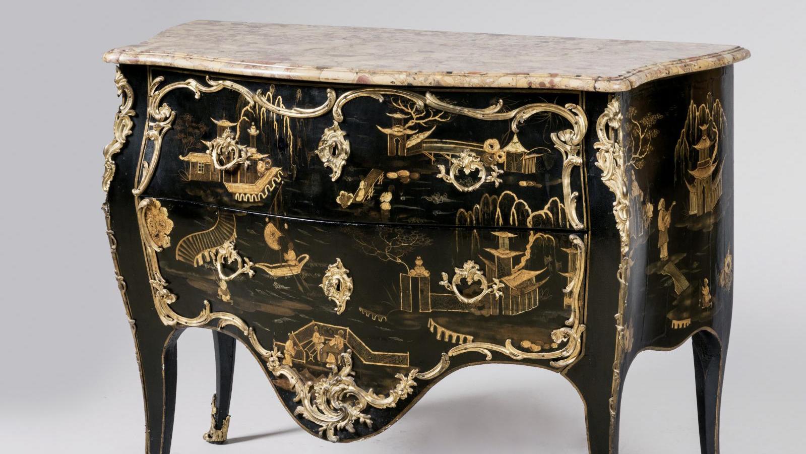 Louis XV period, chest of drawers decorated with gold varnish with lake landscapes... The French Taste for Chinese Art