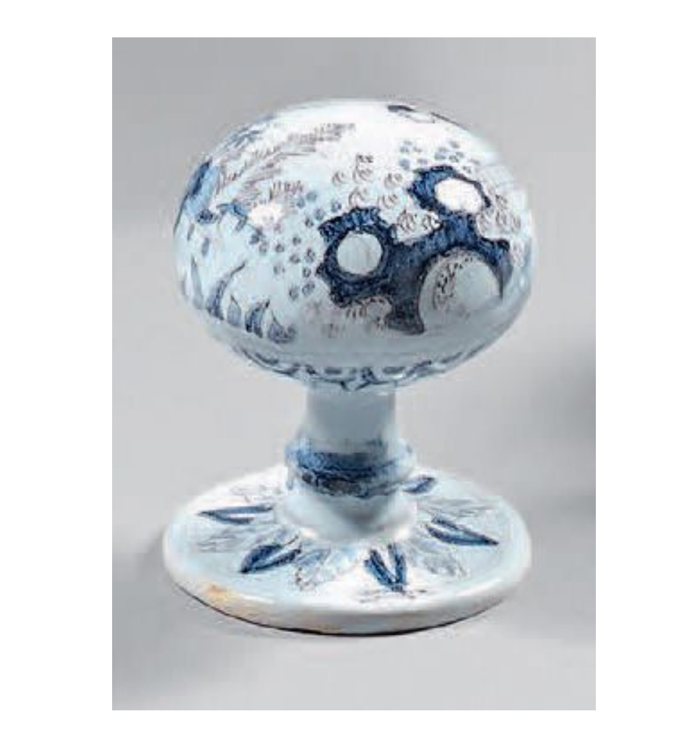 €1,030Nevers, second half of the 17th century. Faïence wig stand with a blue and manganese decor of a Chinese man in a landscape, h. 10.5 