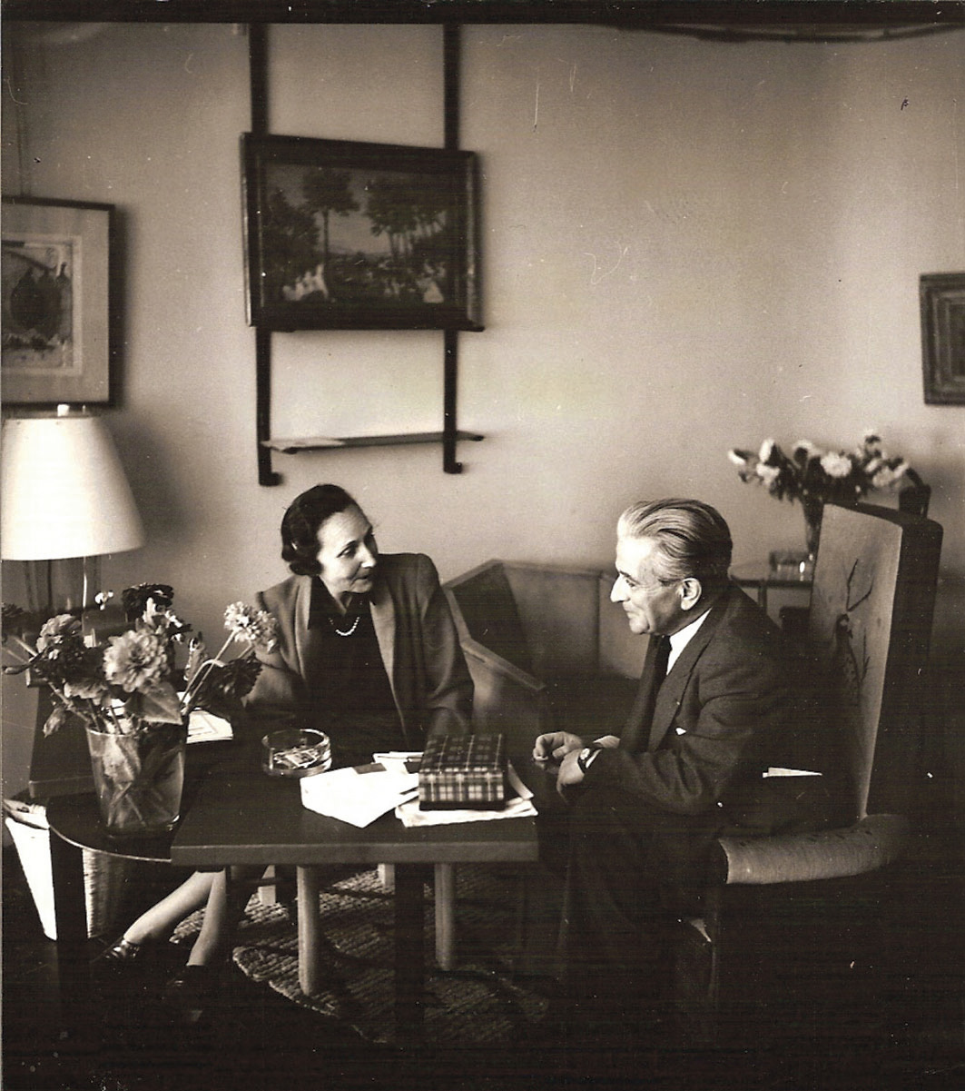 Maria Austria (1915-1975), Annie et Jean Dalsace dans le petit salon bleu de la Maison de verre vers 1950 (au mur, Max Ernst et André Bauc