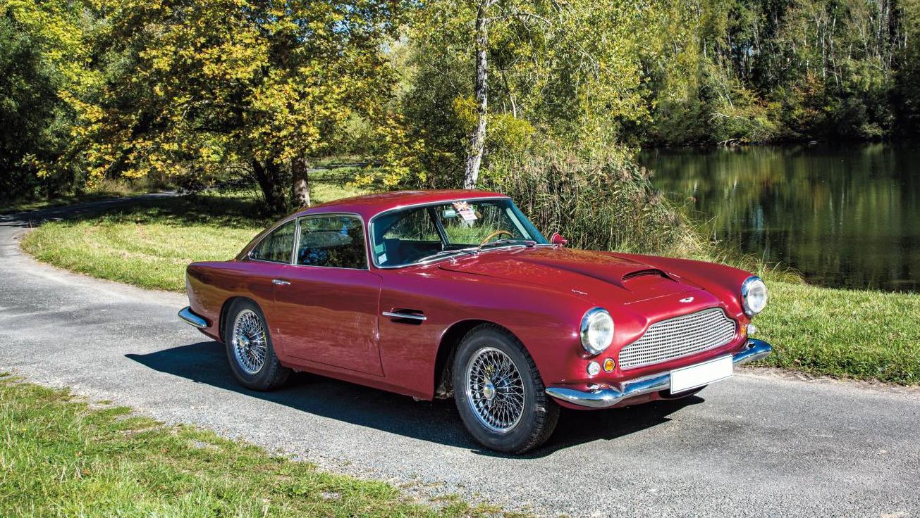 Aston Martin DB4 « série III » de 1961, numéro de série 6871. Adjugé : 372 000 € Un défilé des plus belles  automobiles à Chassieu